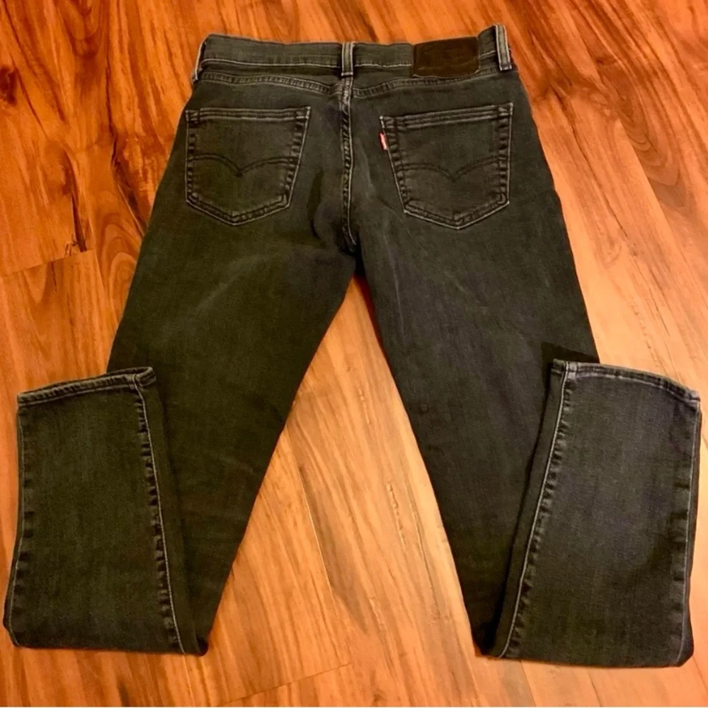 LN MEN’S LEVI’S PREMIUM JEANS. BLUE DARK WASH.